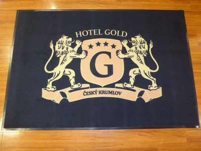 Logová rohož pro hotel Gold v Českém Krumlově jsme dodávali v původní kvalitě 198 Logo Superior.