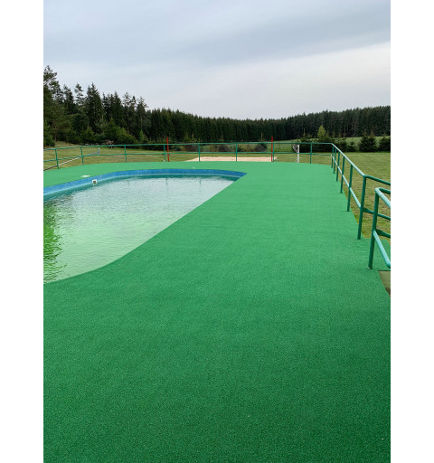 Naše pokládka Summer nop green u bazénu v roce 2019