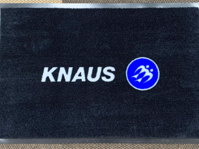 V roce 2020 jsme dodávali malé rohožky s logem firmy Knaus do soukromého karavanu.