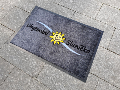 V roce 2021 jsme nechávali vyrobit logovou rohož pro penzion Sluníčko v Lomnici nad Lužnicí.
