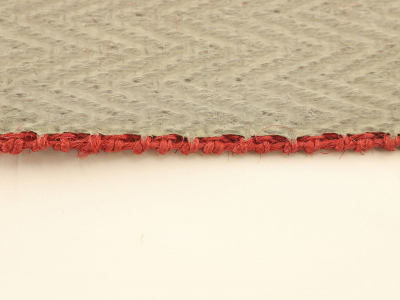 Ukázka protiskluzné podložky a bočního tkaného zakončení běhounu na červené variantě kvality Sisal Schaft.