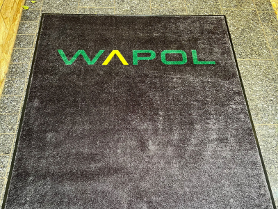 V roce 2023 jsme nechávali vyrábět a sami pak dodělávali lem u logové rohože pro společnost Wapol.